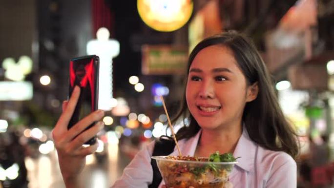 年轻女孩拍泰国街头美食照片