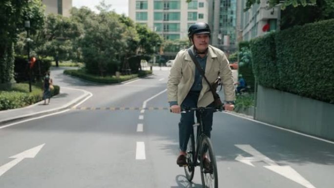 自由职业者每天骑自行车去办公室。
