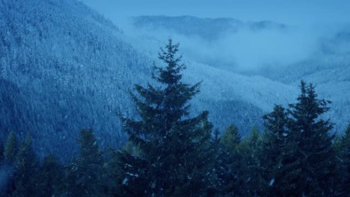黄昏时山区景观上的降雪