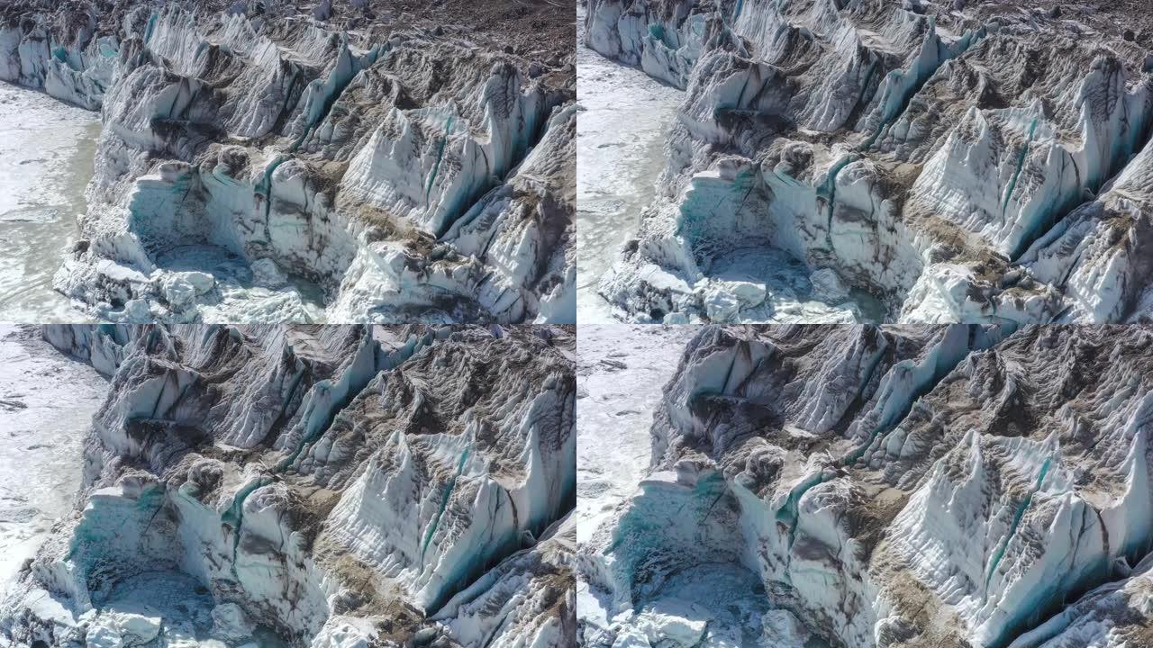 冰川像巨龙一样涌入冰湖