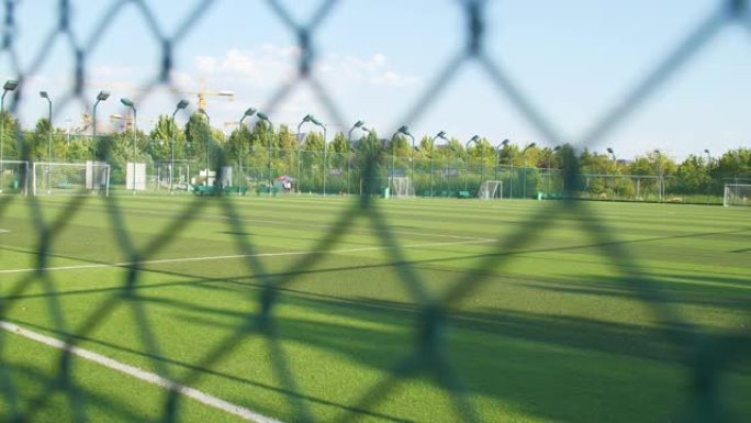 栅栏后面的足球场人工草坪足球场球场风景