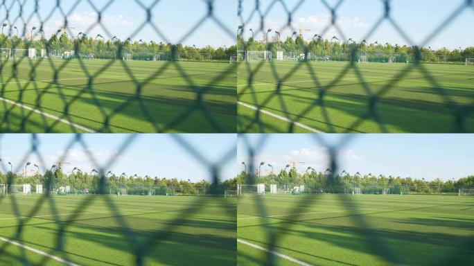 栅栏后面的足球场人工草坪足球场球场风景
