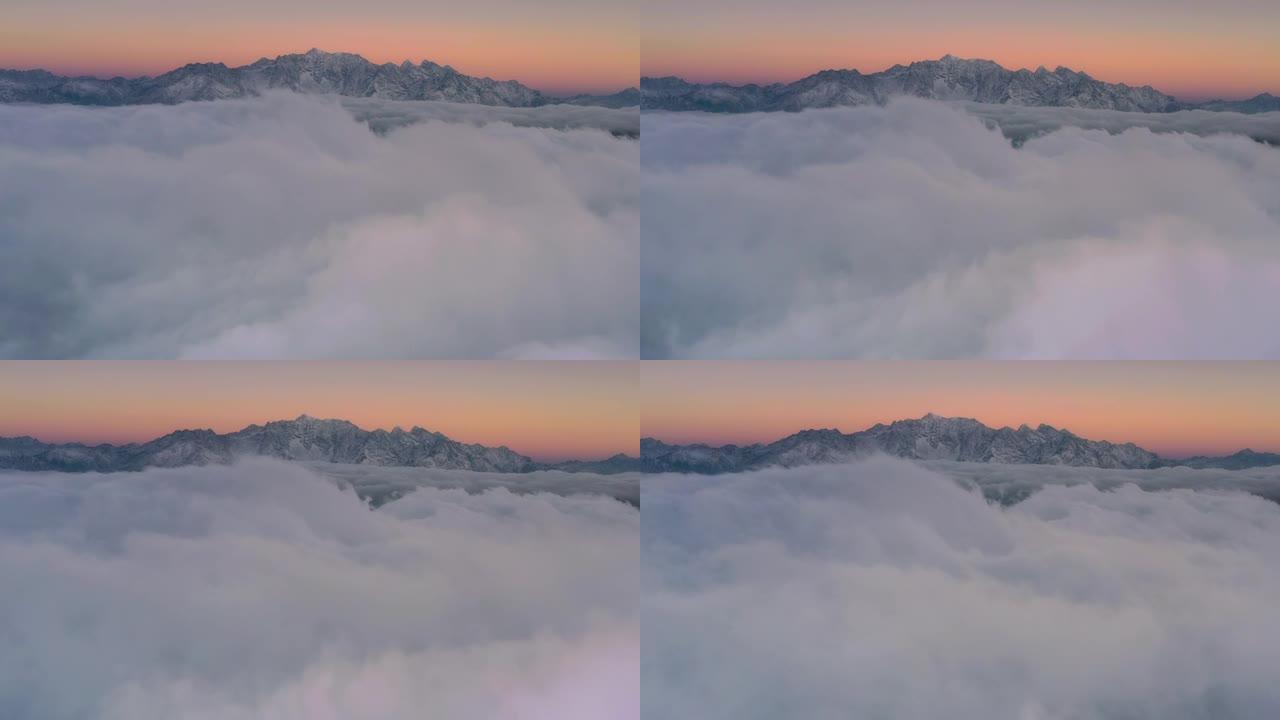 日出时，雪山前滚滚的云海极为壮观