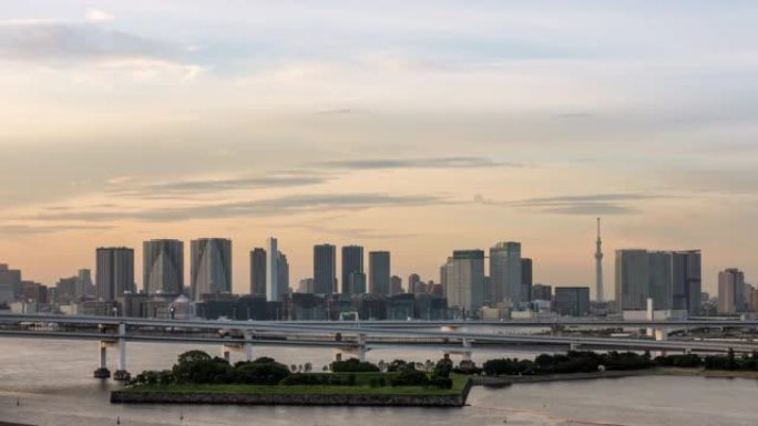 4K UHD日夜延时: 空中东京彩虹桥，东京晴空塔和日本天际线。