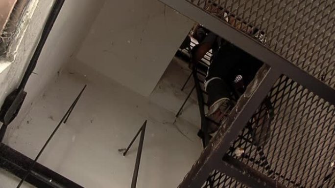 技术人员在塔钟内走下楼梯。