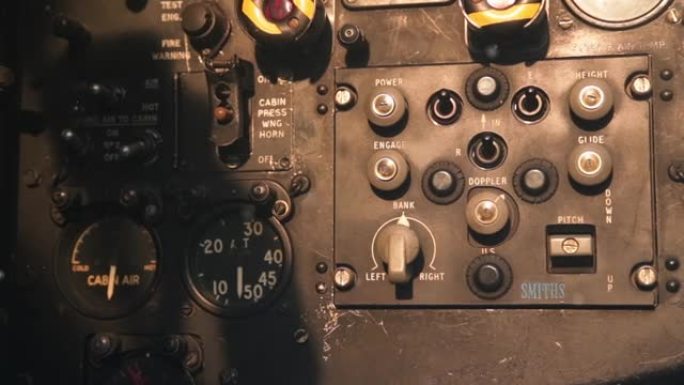 堪培拉轰炸机机舱内的开关和仪表。特写。