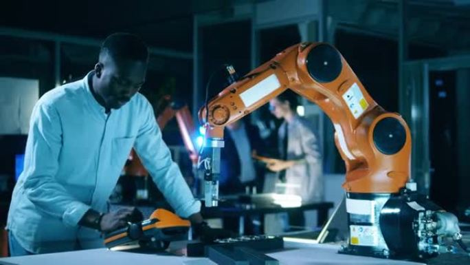 非洲科学家正在操作机械臂