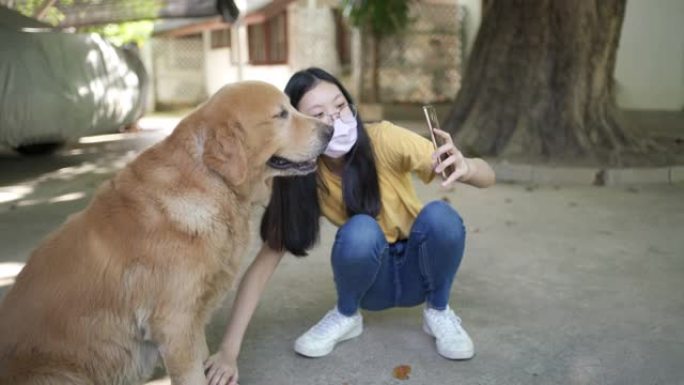 快乐的少女在新型冠状病毒肺炎新的正常生活方式中与她的狗自拍