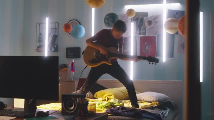 青少年在卧室弹吉他