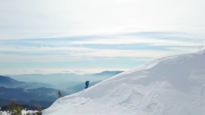 男子用冰斧爬上雪山斜坡