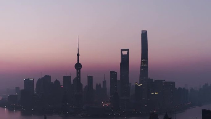 T/L TU在黎明时分从夜间到白天的上海天际线鸟瞰图/中国上海