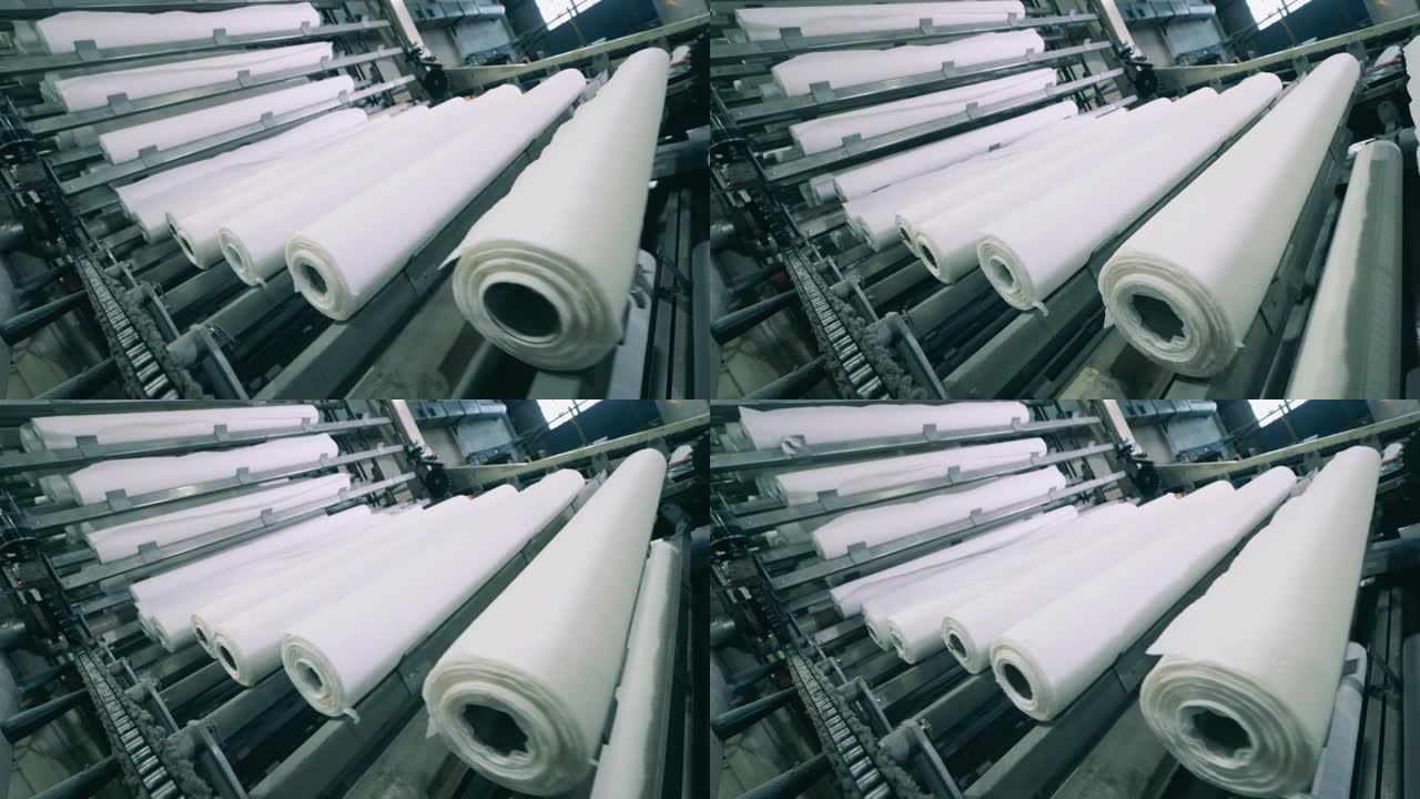 纸卷在造纸厂沿着传送带移动