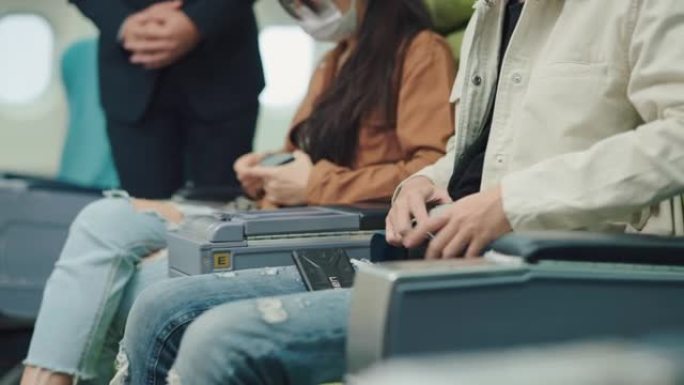 亚洲管家使用智能手机检查乘客的机票