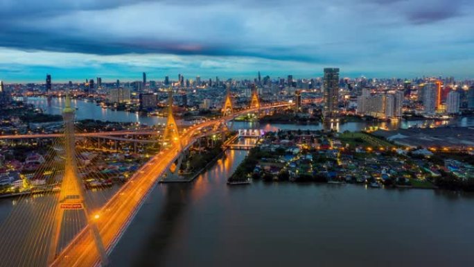 泰国曼谷夜间，普密蓬悬索桥穿越曼谷市湄南河，夜间在桥上行驶。