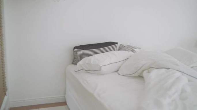 用枕头和毯子平移白色卧室