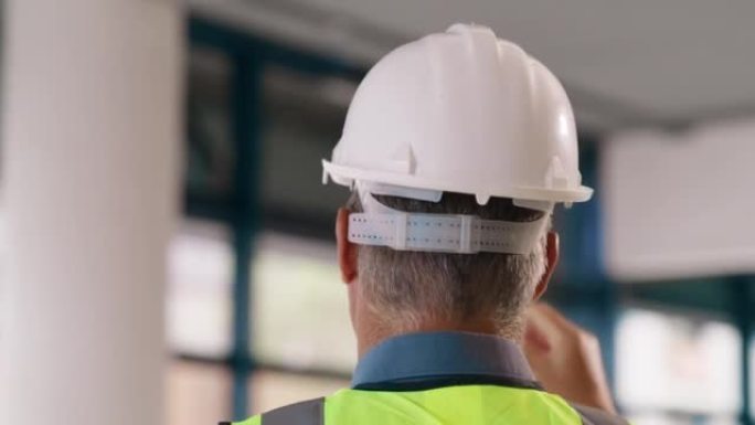 房地产行业的建筑工人，建筑师或建筑检查员在工作中的工程师，安全帽和安全。在工业现场或项目中使用建筑头