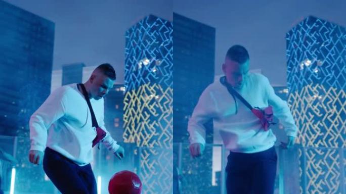 垂直屏幕: 足球运动员用球表演自由泳技巧的动作镜头。足球运动员炫耀杂耍技巧。城市城市景点，墙壁和摩天