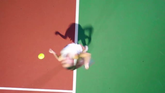 女网球运动员在球场上练习俯视