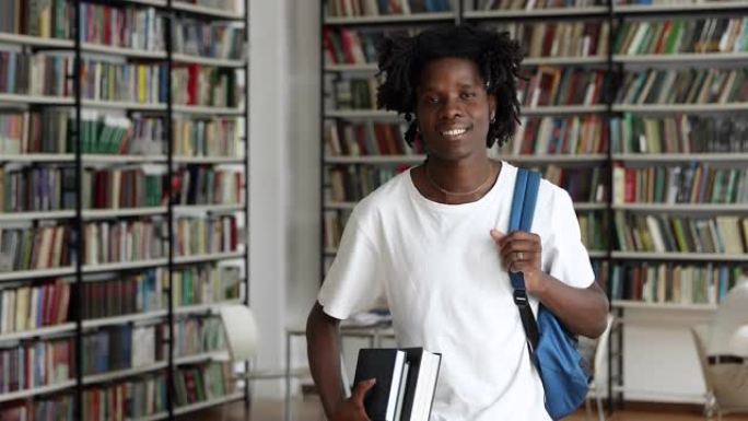 微笑的z世代黑人潮男学生站在图书馆