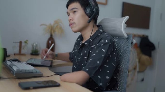 一个双手被截去的残疾青年在他的电子平板电脑上写字。