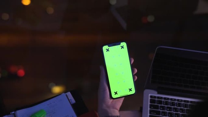 晚上拿着绿屏手机智能手机绿屏通话购物自拍