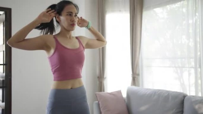 女人在家锻炼健美操健身运动女人在家锻炼