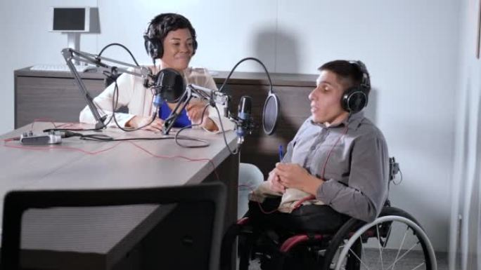 女性播客主持人采访轮椅上的男人