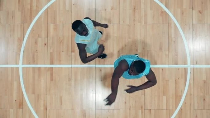 篮球运动员跳球的俯视图