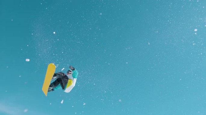 镜头耀斑: 运动男游客在空中飞行，同时进行360抓取。