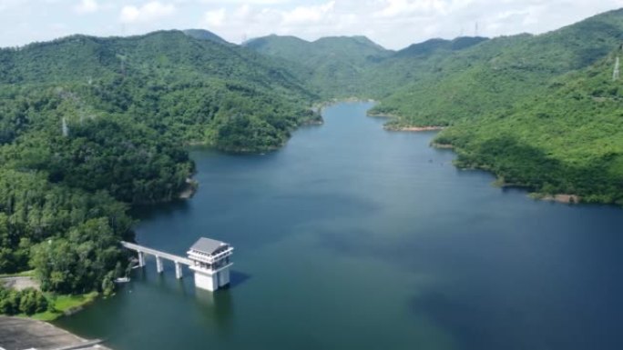 从水平上升的角度看深圳梅林水库的鸟瞰图