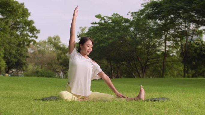 亚洲瑜伽女子在公园景观中做瑜伽