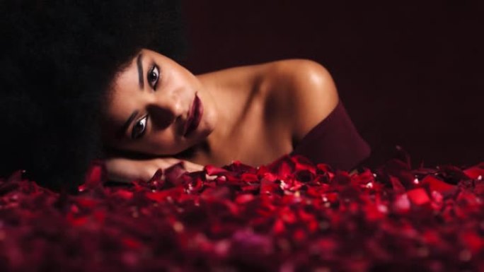 时尚模特，埃塞俄比亚妇女工作室桌子上的红玫瑰的脸或花瓣和口红化妆化妆品。肖像，美女或花朵在女性浪漫授