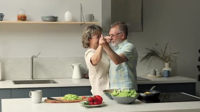浪漫的成年家庭情侣在厨房跳探戈华尔兹