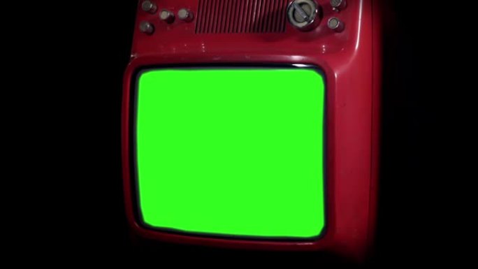 红色电视，带绿色色度键屏幕，在黑色背景下切出。放大。4K。
