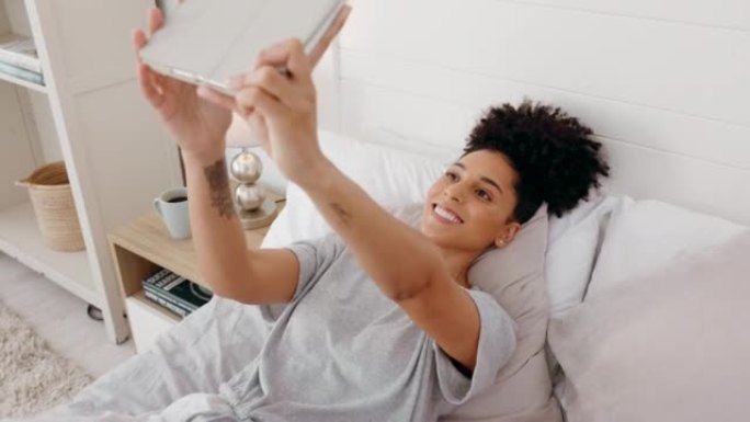 黑人妇女，平板电脑和卧室中的视频通话，微笑与和平标志着快乐，自信并在社交媒体应用程序上生活。顶视图，