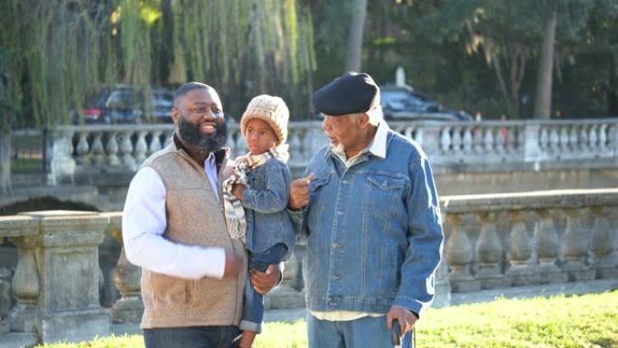 三代非裔美国人家庭在公园散步