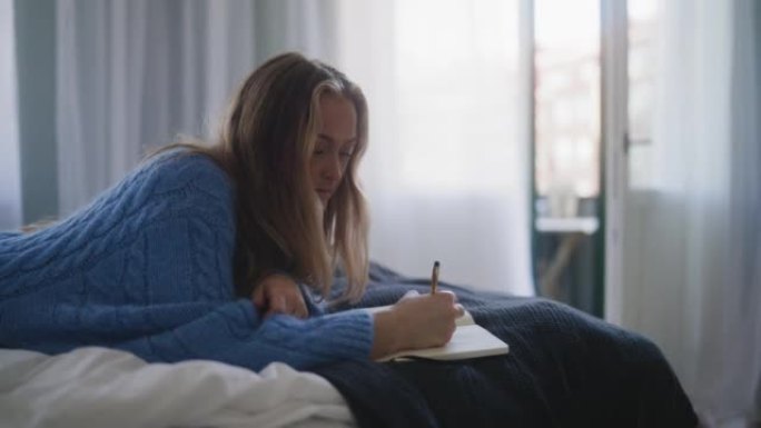 女人在床上写日记美女书写写字