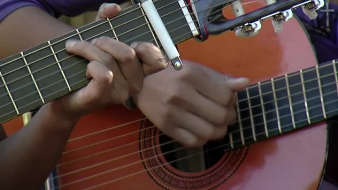 阿根廷内乌肯省户外玩西班牙吉他的男人。特写。