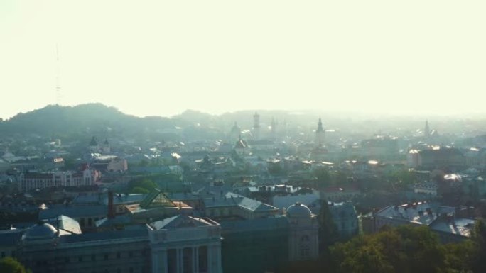 夏季日出时，无人机在乌克兰欧洲老城利沃夫市中心的宏伟历史建筑上平移。