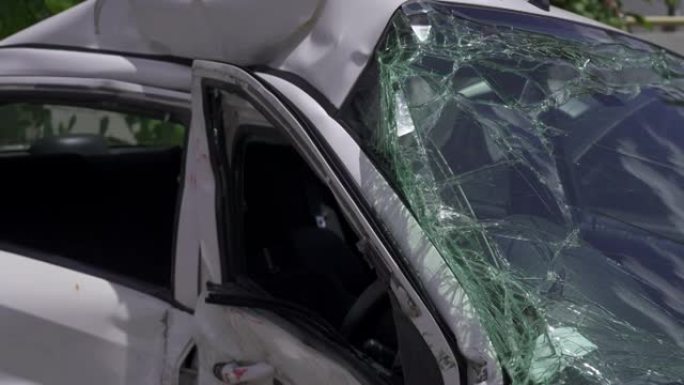 车祸砸坏车门和挡风玻璃