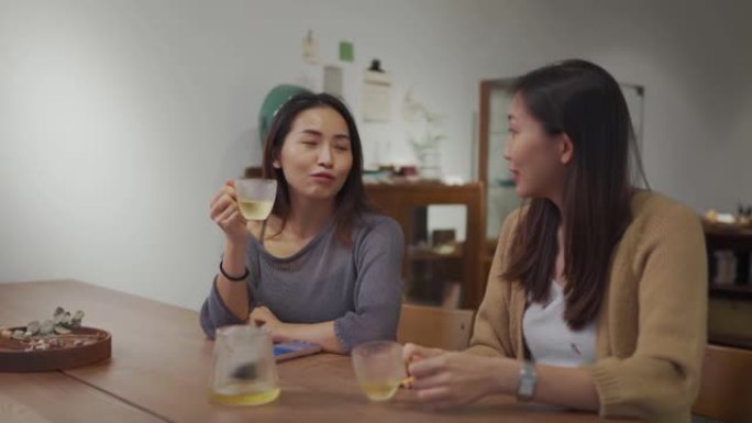 2位中国女性朋友在周末在咖啡馆喝茶，彼此相伴