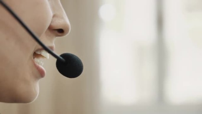 带有耳机的客户支持代理或呼叫中心通过电话与客户通话