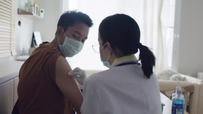 医生注射新型冠状病毒肺炎疫苗。