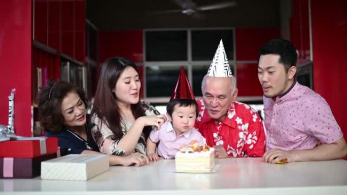 中国多代家庭庆祝生日派对在家为爷爷孙子吹生日蜡烛