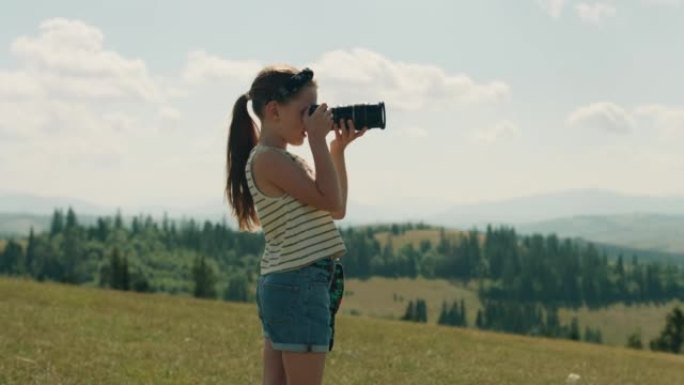 年轻女孩摄影师拍摄风景