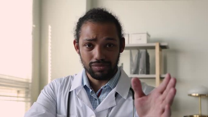 快乐的非洲医生通过视频电话咨询病人。