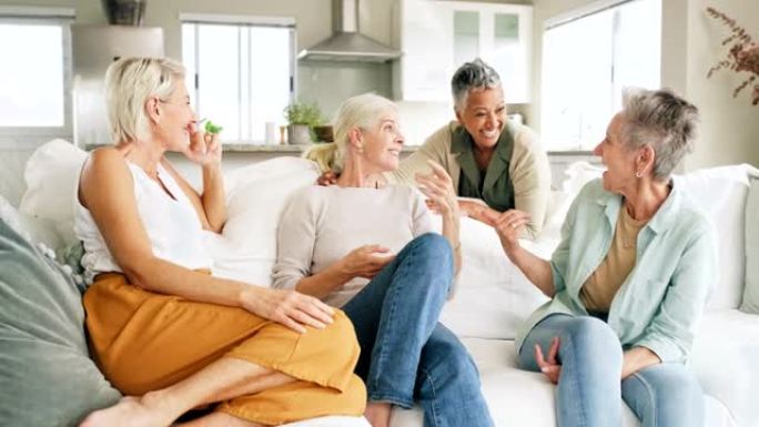 资深女性、朋友和放松在聊天、退休或一起在家里的客厅沙发上社交。快乐的女人在沙发上享受优质的空闲时间、