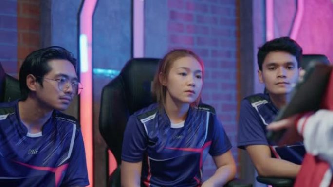 年轻的亚洲女性担任教练的esport团队在开始esport比赛之前解释策略