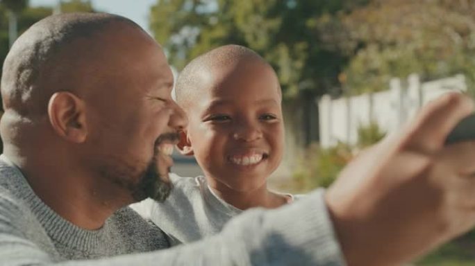 一个英俊的成熟男人和他的儿子在外面自拍的4k视频片段