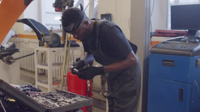 在汽车修理厂工作的非裔美国机械师